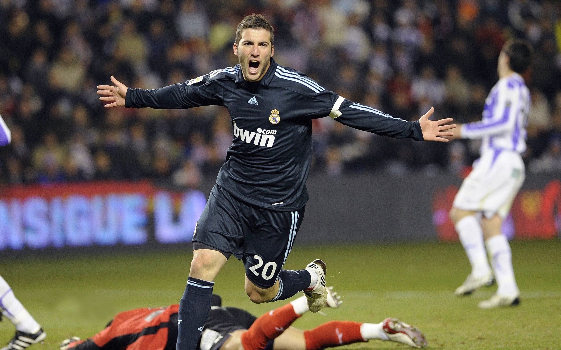 深圳队血拼开拓者,霍勒迪成为关键先生