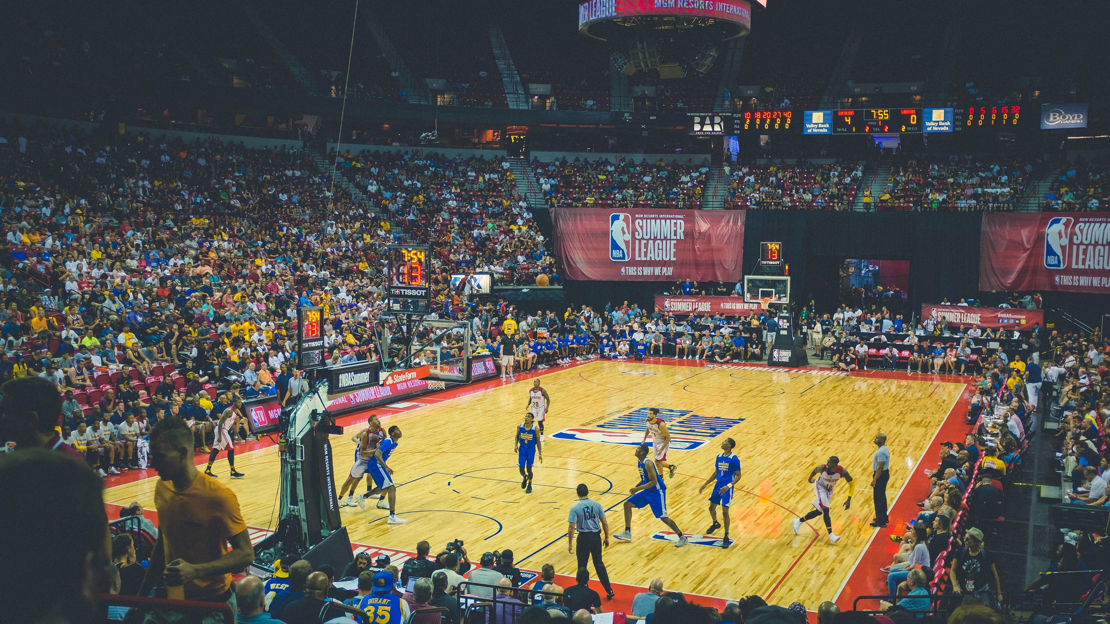 戈贝尔数据全面爆炸！尼克斯对阵黄蜂一役，他如何统治攻防两端？