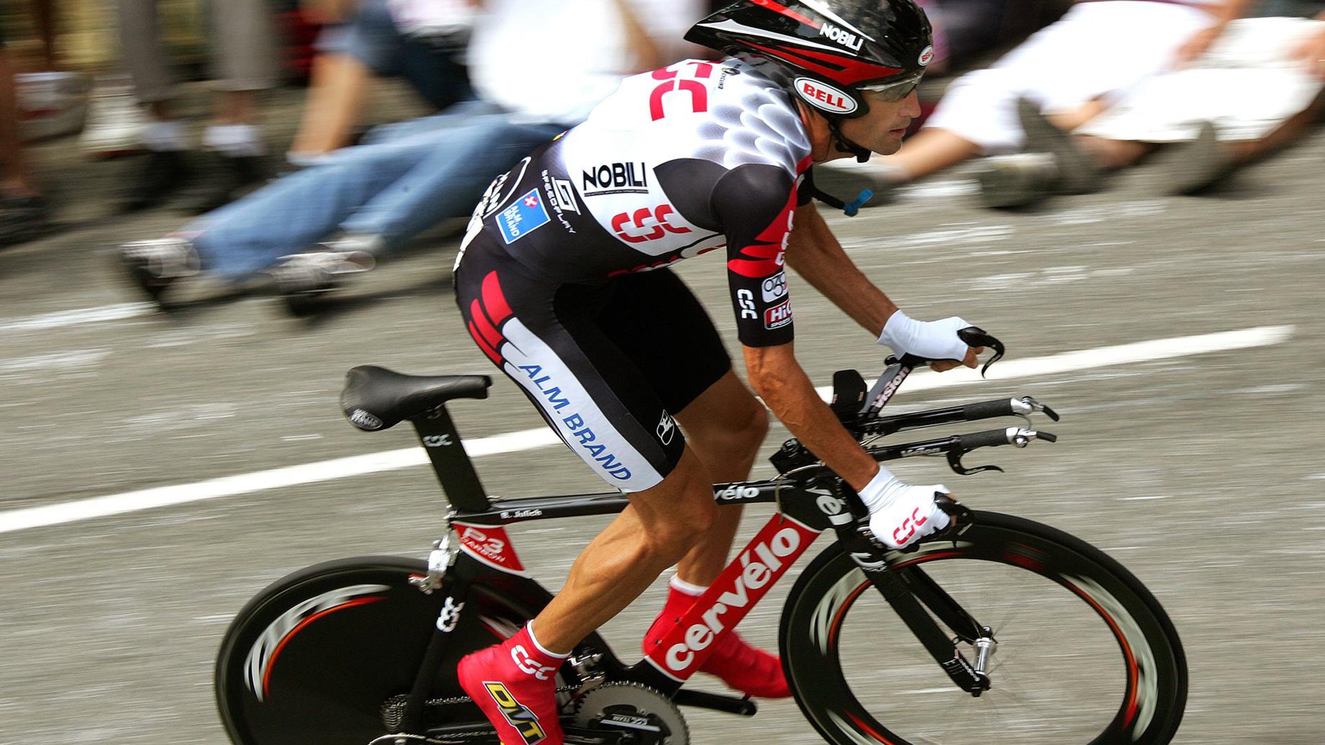 跨界主宰，霍勒迪F1首战称王，尼克斯雷霆手段震撼篮坛