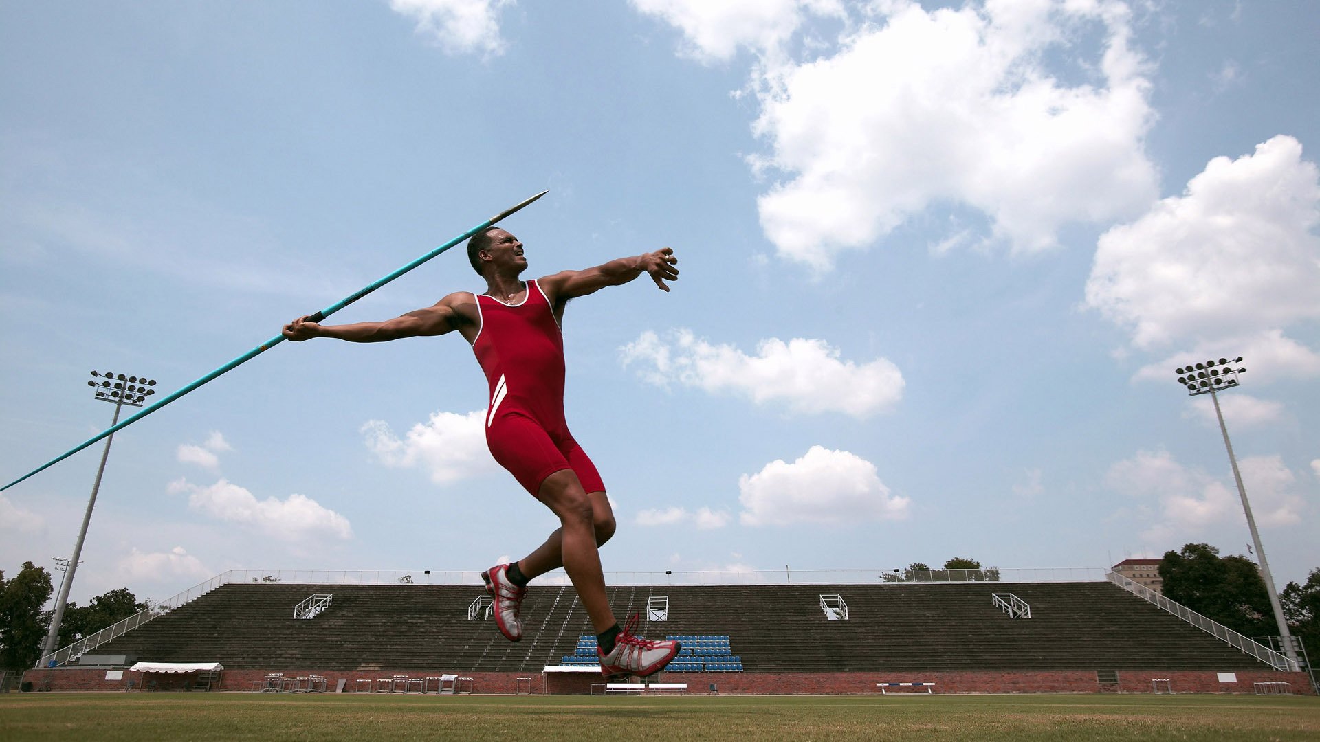 赛道与球场的数据交响，F1街道赛之夜与约基奇的全面爆炸